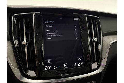 Volvo V60 2.0 T8 Twin Engine AWD Inscription 304PK Pano Harman/Kardon Trekhaak Memory Head-up LED Virtual Stoelverwarming/Stoelventilatie Cruise Carplay Camera Navi 18"LMV