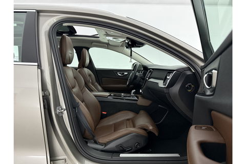 Volvo V60 2.0 T8 Twin Engine AWD Inscription 304PK Pano Harman/Kardon Trekhaak Memory Head-up LED Virtual Stoelverwarming/Stoelventilatie Cruise Carplay Camera Navi 18"LMV