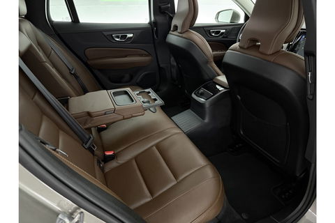 Volvo V60 2.0 T8 Twin Engine AWD Inscription 304PK Pano Harman/Kardon Trekhaak Memory Head-up LED Virtual Stoelverwarming/Stoelventilatie Cruise Carplay Camera Navi 18"LMV