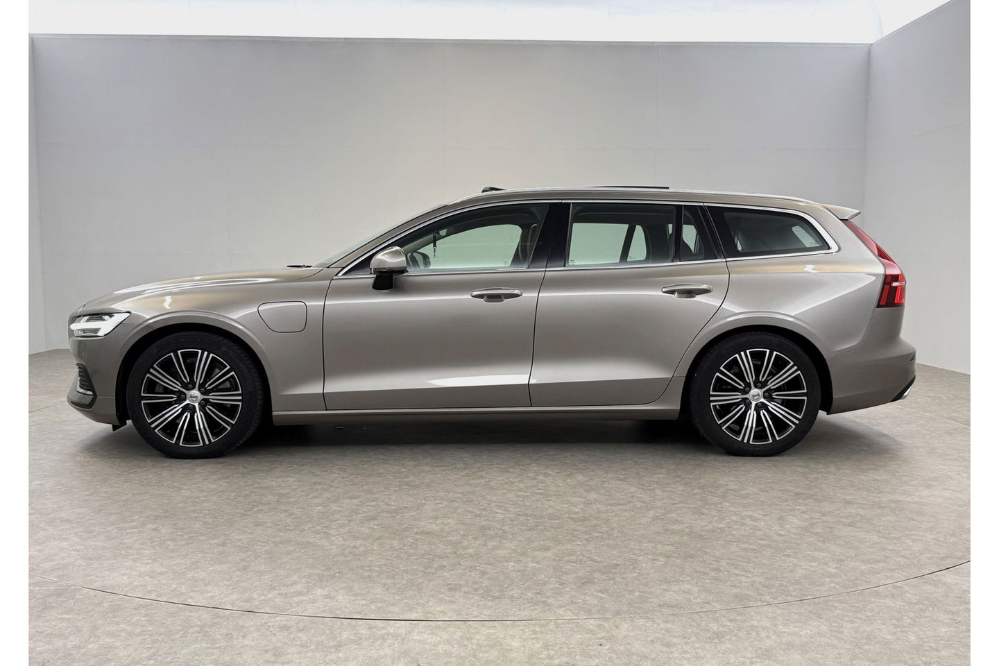 Volvo V60 2.0 T8 Twin Engine AWD Inscription 304PK Pano Harman/Kardon Trekhaak Memory Head-up LED Virtual Stoelverwarming/Stoelventilatie Cruise Carplay Camera Navi 18"LMV