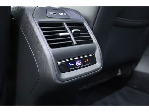 Volkswagen Passat Variant 1.5 eHybrid Business | Navi | Massage | Elek. Trekhaak | Keyless | Adapt. Cruise | Stoel- Stuurverw. |