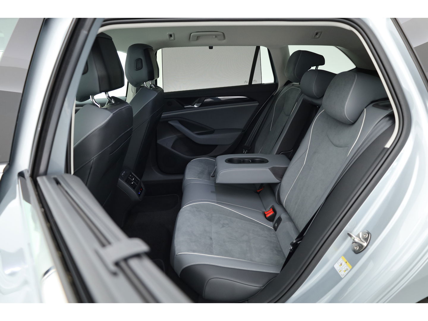 Volkswagen Passat Variant 1.5 eHybrid Business | Navi | Massage | Elek. Trekhaak | Keyless | Adapt. Cruise | Stoel- Stuurverw. |