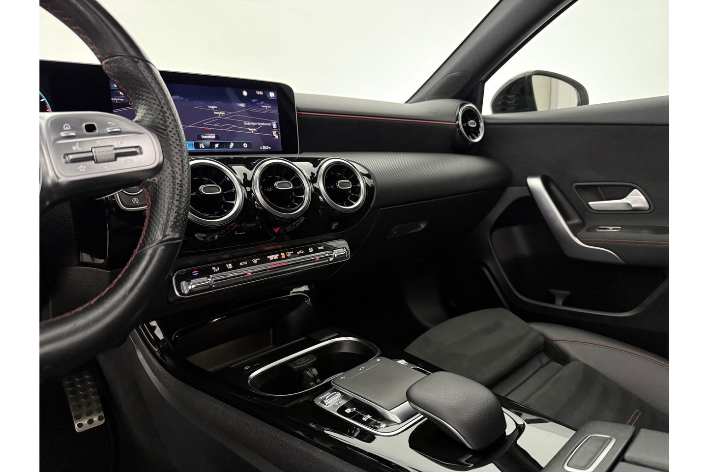 Mercedes-Benz A-Klasse 200 AMG Night Upgrade 164PK Pano Sfeer LED Carplay Virtual Camera Clima Cruise Navi PDC 18''LMV