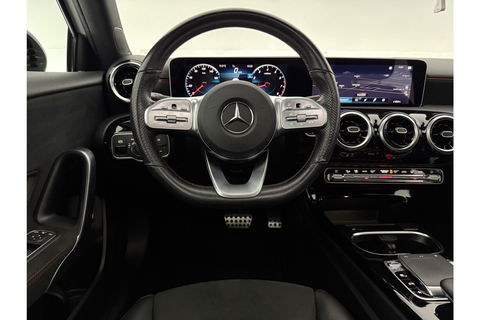 Mercedes-Benz A-Klasse 200 AMG Night Upgrade 164PK Pano Sfeer LED Carplay Virtual Camera Clima Cruise Navi PDC 18''LMV