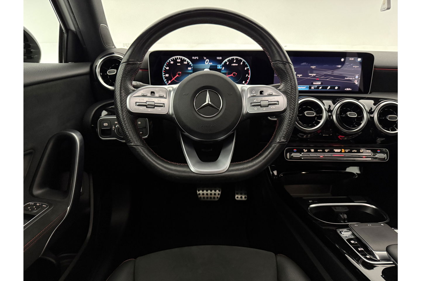 Mercedes-Benz A-Klasse 200 AMG Night Upgrade 164PK Pano Sfeer LED Carplay Virtual Camera Clima Cruise Navi PDC 18''LMV
