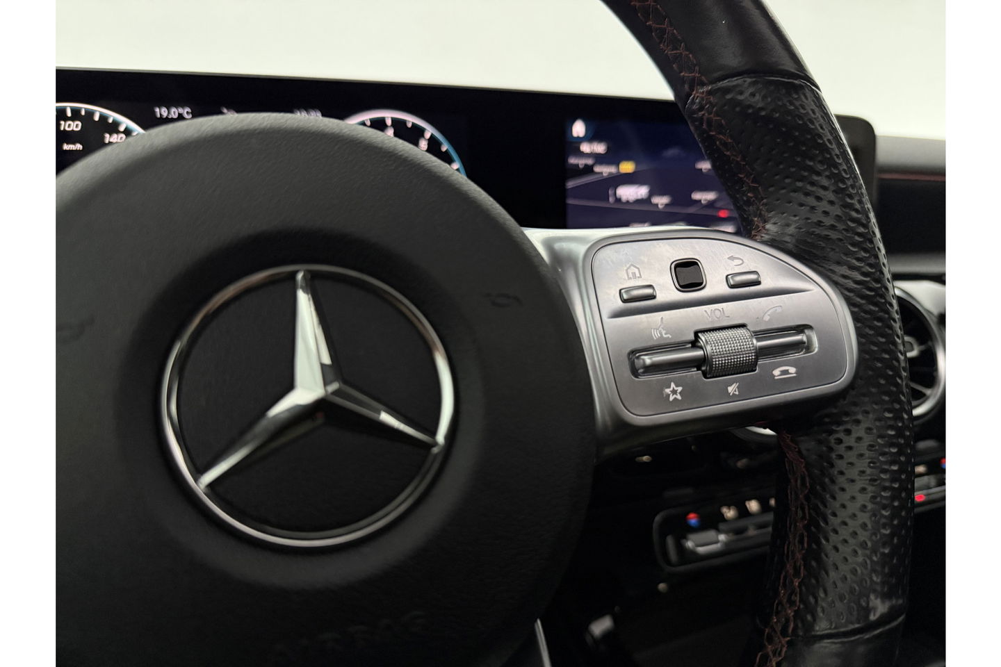 Mercedes-Benz A-Klasse 200 AMG Night Upgrade 164PK Pano Sfeer LED Carplay Virtual Camera Clima Cruise Navi PDC 18''LMV