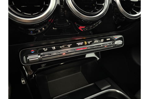Mercedes-Benz A-Klasse 200 AMG Night Upgrade 164PK Pano Sfeer LED Carplay Virtual Camera Clima Cruise Navi PDC 18''LMV