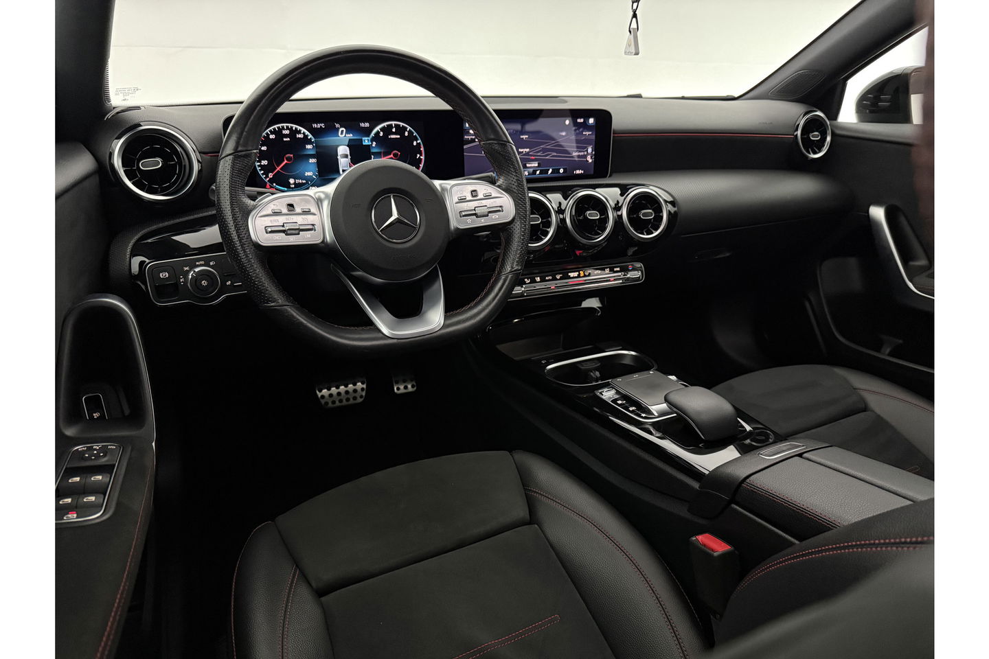Mercedes-Benz A-Klasse 200 AMG Night Upgrade 164PK Pano Sfeer LED Carplay Virtual Camera Clima Cruise Navi PDC 18''LMV