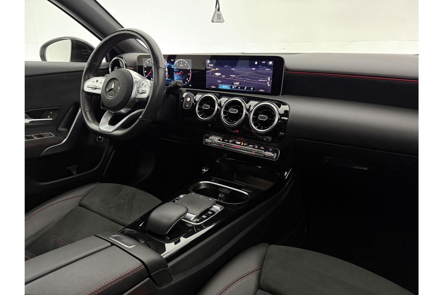 Mercedes-Benz A-Klasse 200 AMG Night Upgrade 164PK Pano Sfeer LED Carplay Virtual Camera Clima Cruise Navi PDC 18''LMV