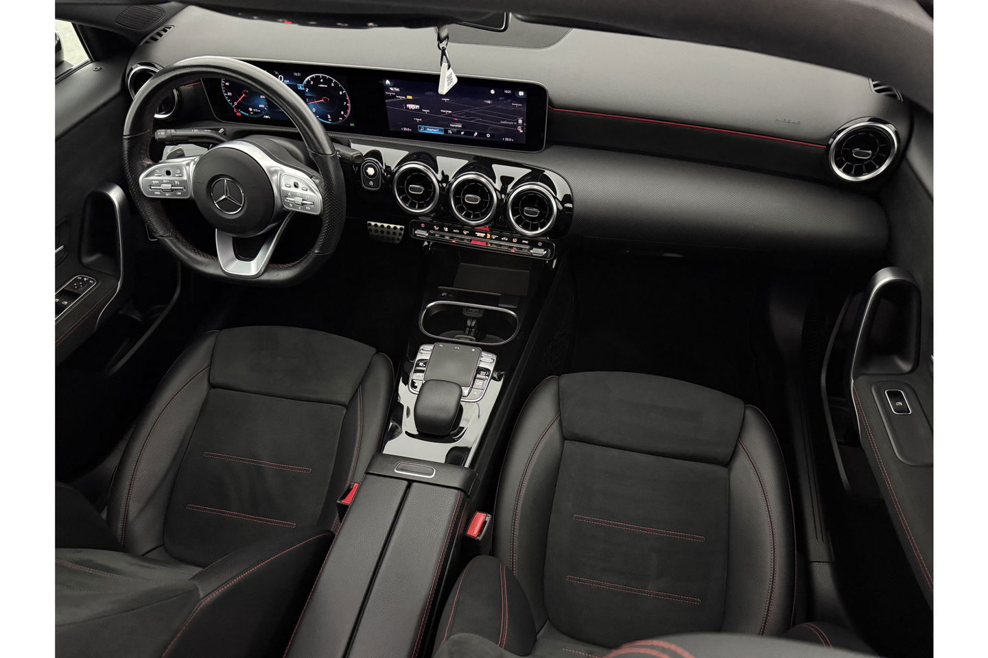 Mercedes-Benz A-Klasse 200 AMG Night Upgrade 164PK Pano Sfeer LED Carplay Virtual Camera Clima Cruise Navi PDC 18''LMV
