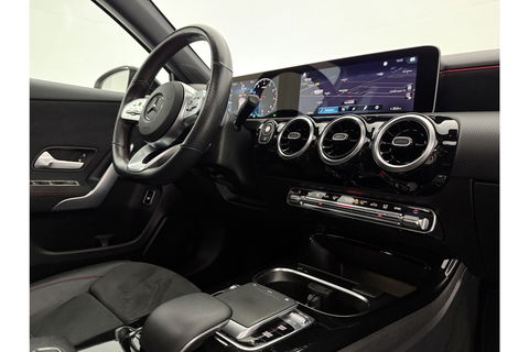 Mercedes-Benz A-Klasse 200 AMG Night Upgrade 164PK Pano Sfeer LED Carplay Virtual Camera Clima Cruise Navi PDC 18''LMV