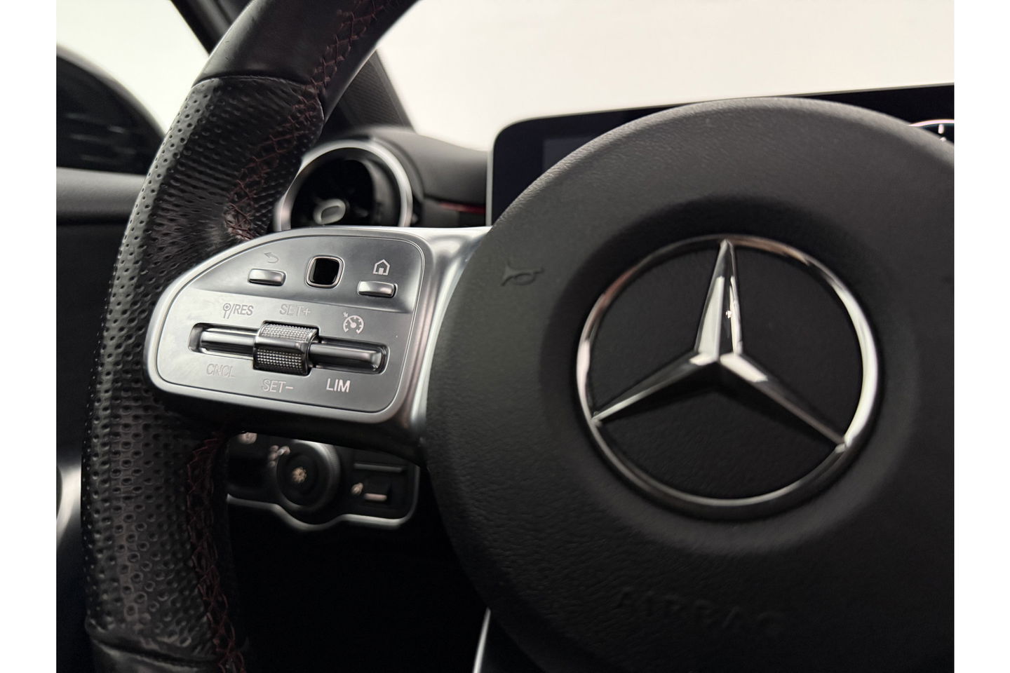 Mercedes-Benz A-Klasse 200 AMG Night Upgrade 164PK Pano Sfeer LED Carplay Virtual Camera Clima Cruise Navi PDC 18''LMV