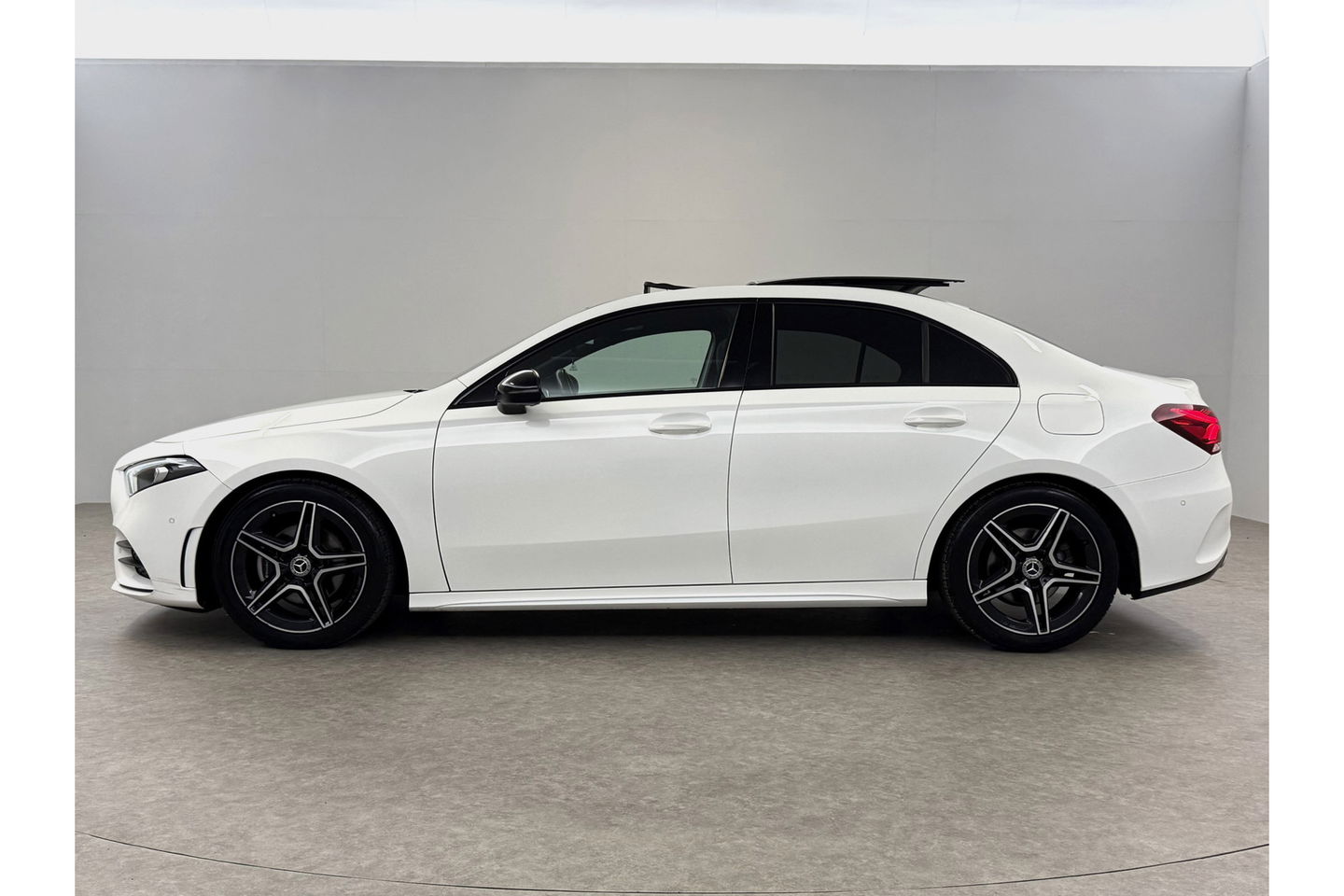 Mercedes-Benz A-Klasse 200 AMG Night Upgrade 164PK Pano Sfeer LED Carplay Virtual Camera Clima Cruise Navi PDC 18''LMV