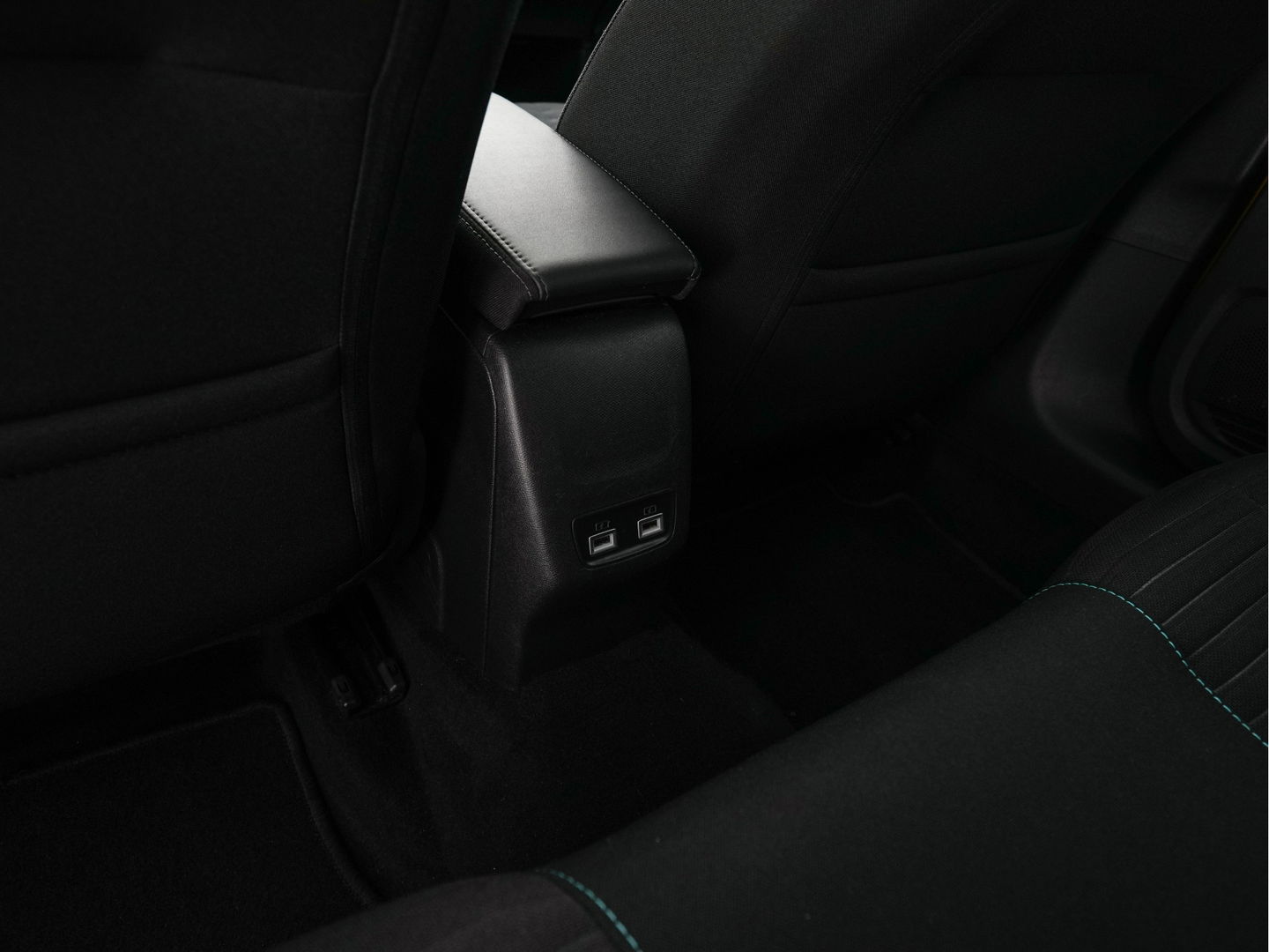 Peugeot e-208 EV Blue Lease Allure 50 kWh (INCL-BTW) *FULL-LED | DIGI-COCKPIT | NAVI-FULLMAP | KEYLESS | CCS-FASTLOADER | CAMERA | 1/2 LEDER | ECC | PDC | APP.CONNECT | LANE-ASSIST | CRUISE | COMFORT-SEATS | 16"ALU*