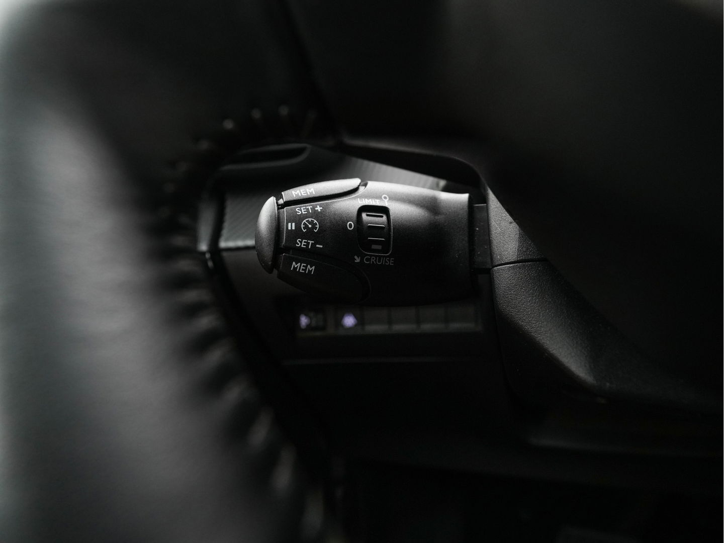 Peugeot e-208 EV Blue Lease Allure 50 kWh (INCL-BTW) *FULL-LED | DIGI-COCKPIT | NAVI-FULLMAP | KEYLESS | CCS-FASTLOADER | CAMERA | 1/2 LEDER | ECC | PDC | APP.CONNECT | LANE-ASSIST | CRUISE | COMFORT-SEATS | 16"ALU*