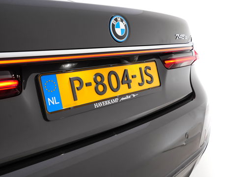 BMW 7 Serie 745e High Executive (INCL-BTW) *LASER-LED | EXCLUSIV-NAPPA-LEATHER | HEAD-UP | SOFT-CLOSE | BLIND-SPOT | MEMORY-PACK | DIGI-COCKPIT | KEYLESS | DAB+ | CAMERA | COMFORT-SEATS | AMBIENT-LIGHT | DAB | CARPLAY | 18"