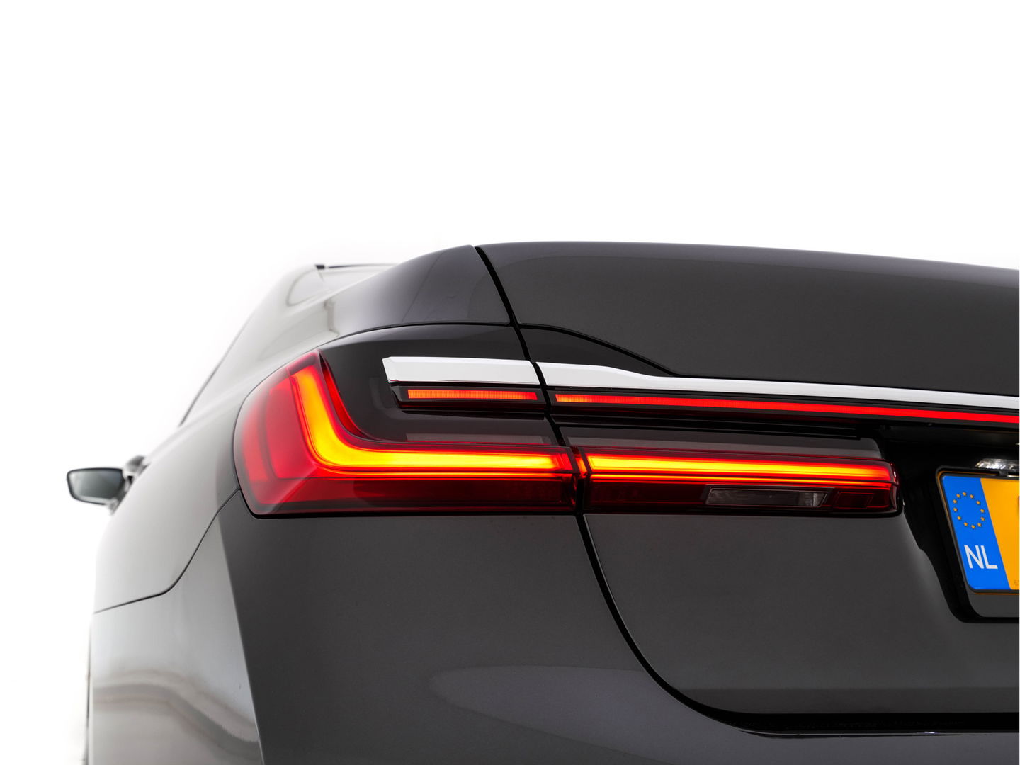 BMW 7 Serie 745e High Executive (INCL-BTW) *LASER-LED | EXCLUSIV-NAPPA-LEATHER | HEAD-UP | SOFT-CLOSE | BLIND-SPOT | MEMORY-PACK | DIGI-COCKPIT | KEYLESS | DAB+ | CAMERA | COMFORT-SEATS | AMBIENT-LIGHT | DAB | CARPLAY | 18"