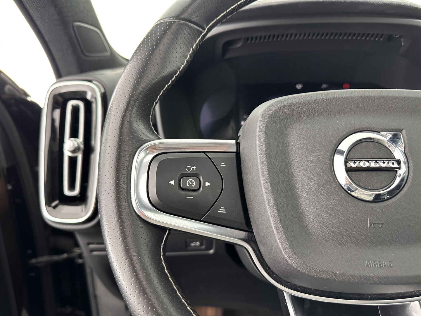 Volvo XC40 Recharge P8 AWD R-Design [ 3-Fase ] (INCL-BTW) *DIGI-COCKPIT | FULL-LED | PREMIUM-AUDIO | DAB | APP.CONNECT | BLIND-SPOT | NAVI-FULLMAP | ALCANTARA-LEATHER | ECC | PDC | SPORT-SEATS | 19''ALU *
