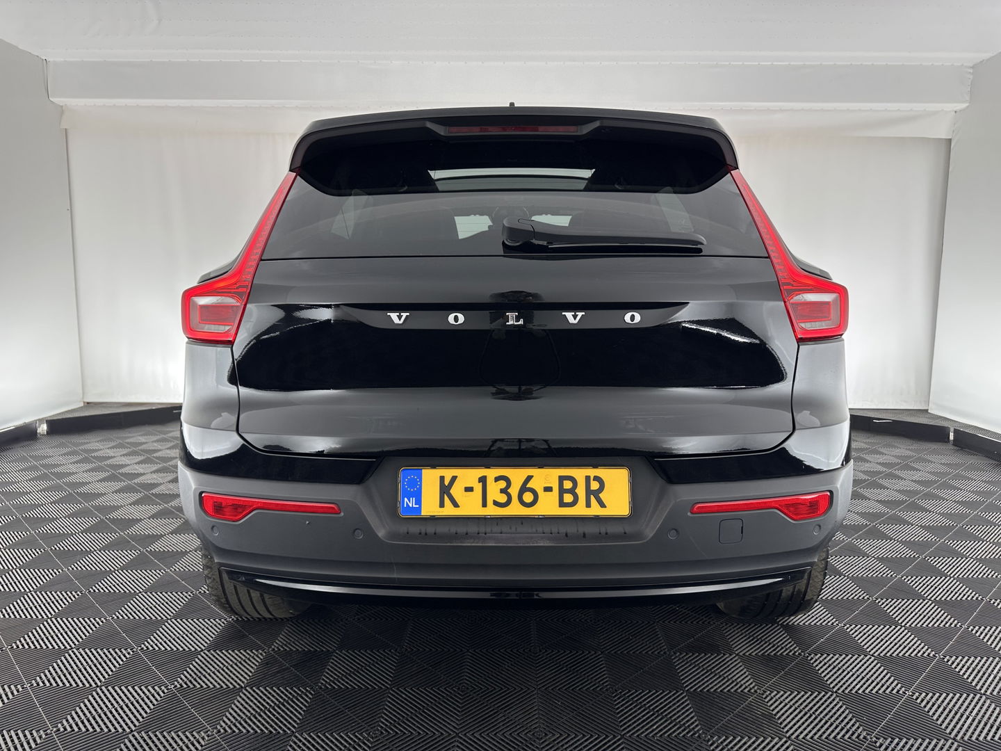 Volvo XC40 Recharge P8 AWD R-Design [ 3-Fase ] (INCL-BTW) *DIGI-COCKPIT | FULL-LED | PREMIUM-AUDIO | DAB | APP.CONNECT | BLIND-SPOT | NAVI-FULLMAP | ALCANTARA-LEATHER | ECC | PDC | SPORT-SEATS | 19''ALU *