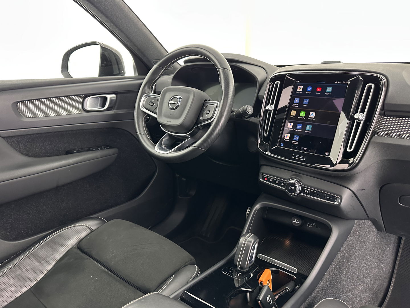 Volvo XC40 Recharge P8 AWD R-Design [ 3-Fase ] (INCL-BTW) *DIGI-COCKPIT | FULL-LED | PREMIUM-AUDIO | DAB | APP.CONNECT | BLIND-SPOT | NAVI-FULLMAP | ALCANTARA-LEATHER | ECC | PDC | SPORT-SEATS | 19''ALU *