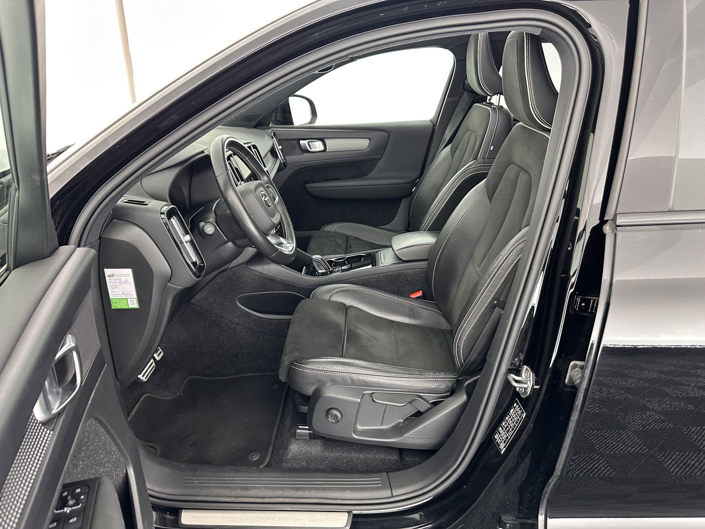 Volvo XC40 Recharge P8 AWD R-Design [ 3-Fase ] (INCL-BTW) *DIGI-COCKPIT | FULL-LED | PREMIUM-AUDIO | DAB | APP.CONNECT | BLIND-SPOT | NAVI-FULLMAP | ALCANTARA-LEATHER | ECC | PDC | SPORT-SEATS | 19''ALU *