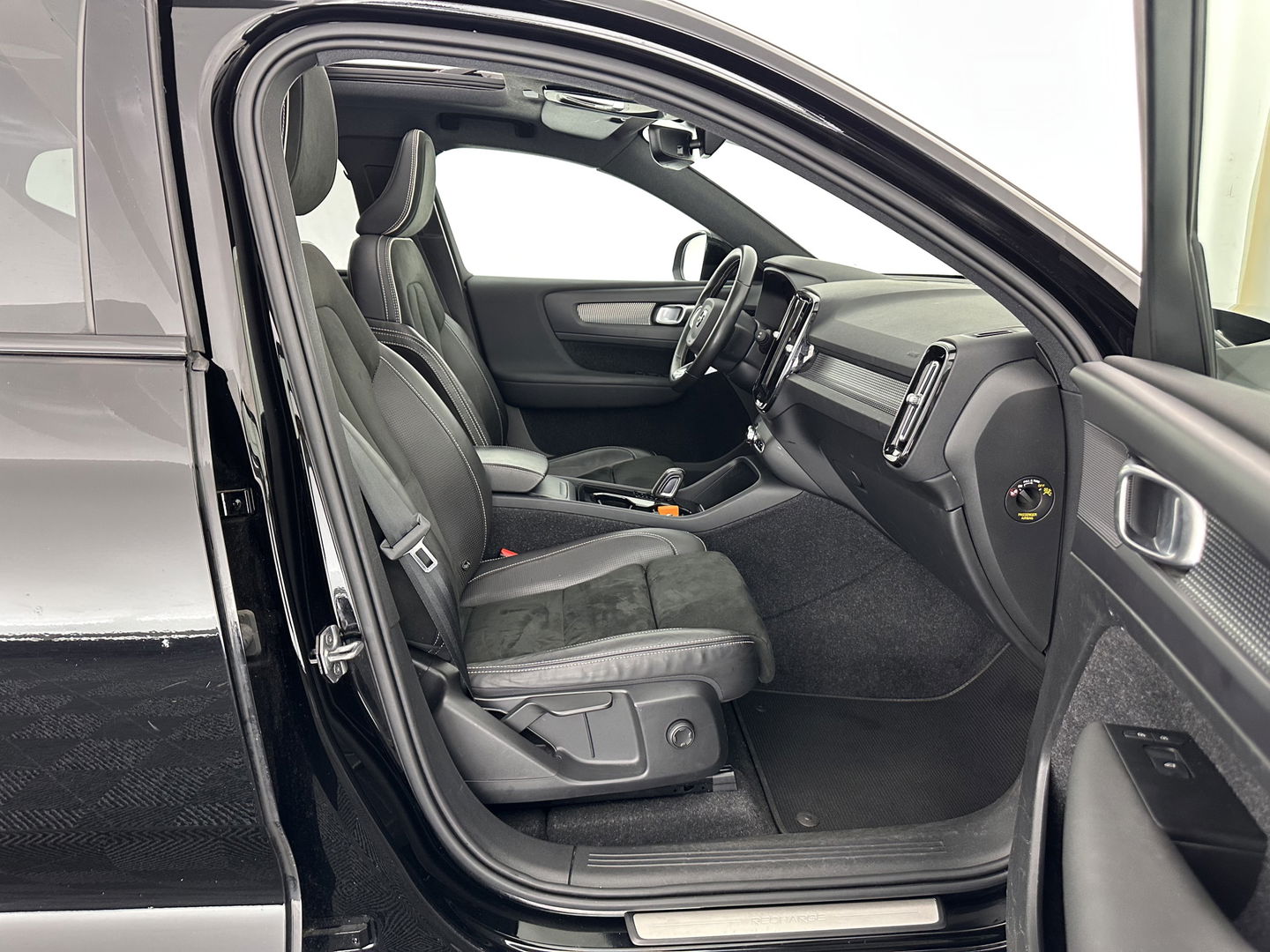 Volvo XC40 Recharge P8 AWD R-Design [ 3-Fase ] (INCL-BTW) *DIGI-COCKPIT | FULL-LED | PREMIUM-AUDIO | DAB | APP.CONNECT | BLIND-SPOT | NAVI-FULLMAP | ALCANTARA-LEATHER | ECC | PDC | SPORT-SEATS | 19''ALU *