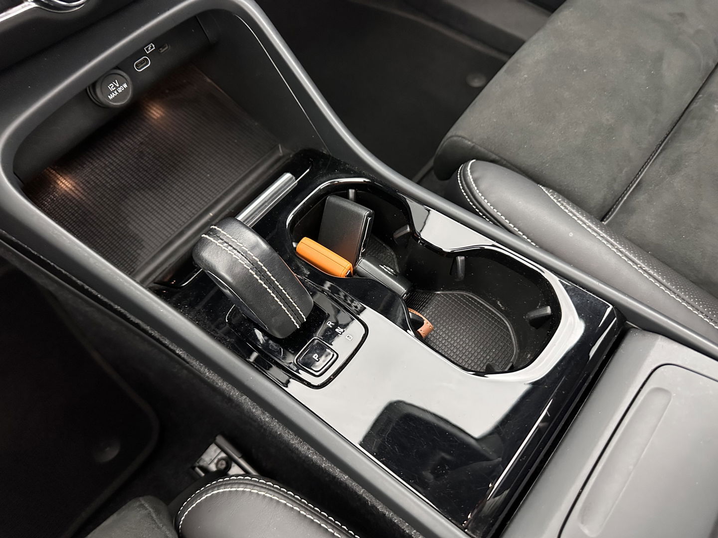 Volvo XC40 Recharge P8 AWD R-Design [ 3-Fase ] (INCL-BTW) *DIGI-COCKPIT | FULL-LED | PREMIUM-AUDIO | DAB | APP.CONNECT | BLIND-SPOT | NAVI-FULLMAP | ALCANTARA-LEATHER | ECC | PDC | SPORT-SEATS | 19''ALU *