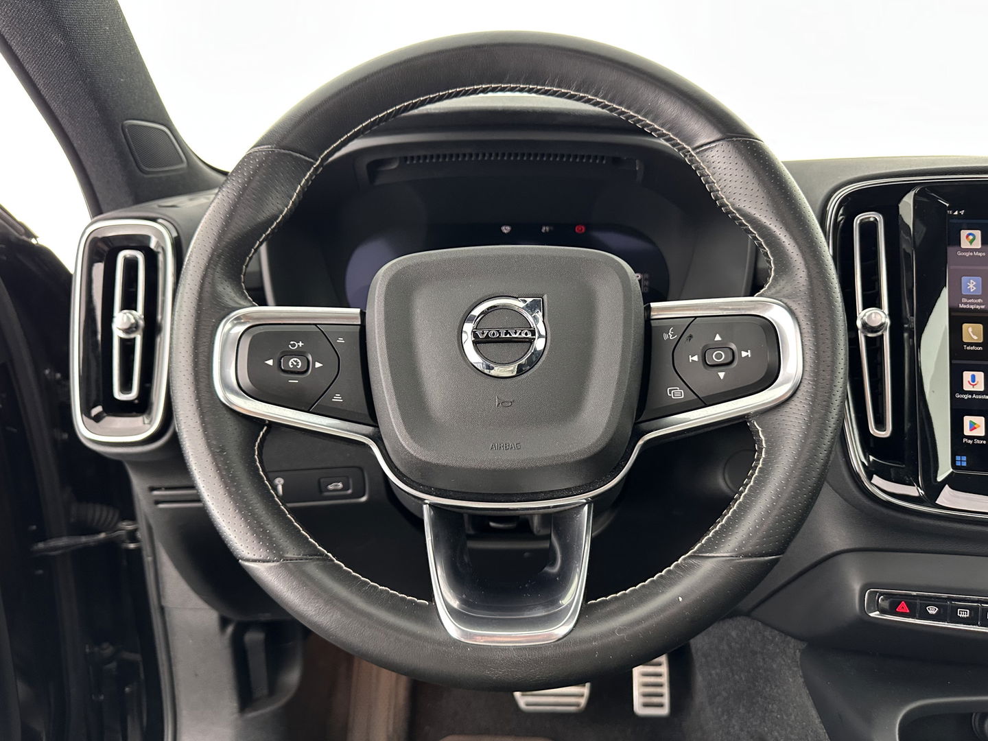 Volvo XC40 Recharge P8 AWD R-Design [ 3-Fase ] (INCL-BTW) *DIGI-COCKPIT | FULL-LED | PREMIUM-AUDIO | DAB | APP.CONNECT | BLIND-SPOT | NAVI-FULLMAP | ALCANTARA-LEATHER | ECC | PDC | SPORT-SEATS | 19''ALU *