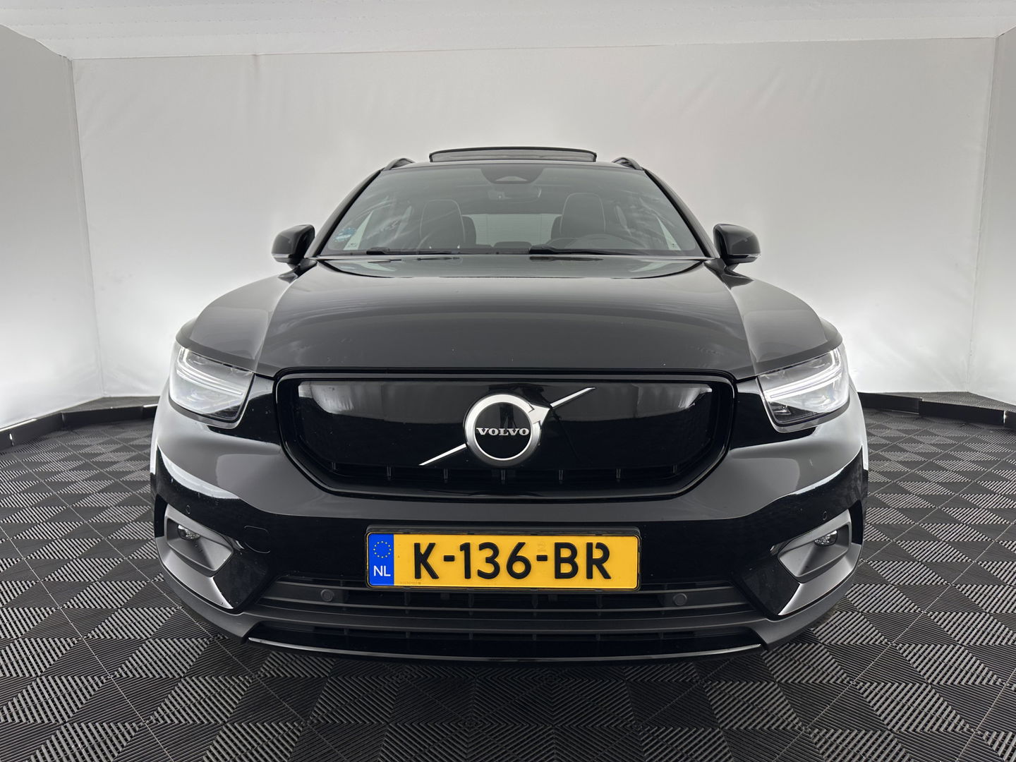 Volvo XC40 Recharge P8 AWD R-Design [ 3-Fase ] (INCL-BTW) *DIGI-COCKPIT | FULL-LED | PREMIUM-AUDIO | DAB | APP.CONNECT | BLIND-SPOT | NAVI-FULLMAP | ALCANTARA-LEATHER | ECC | PDC | SPORT-SEATS | 19''ALU *