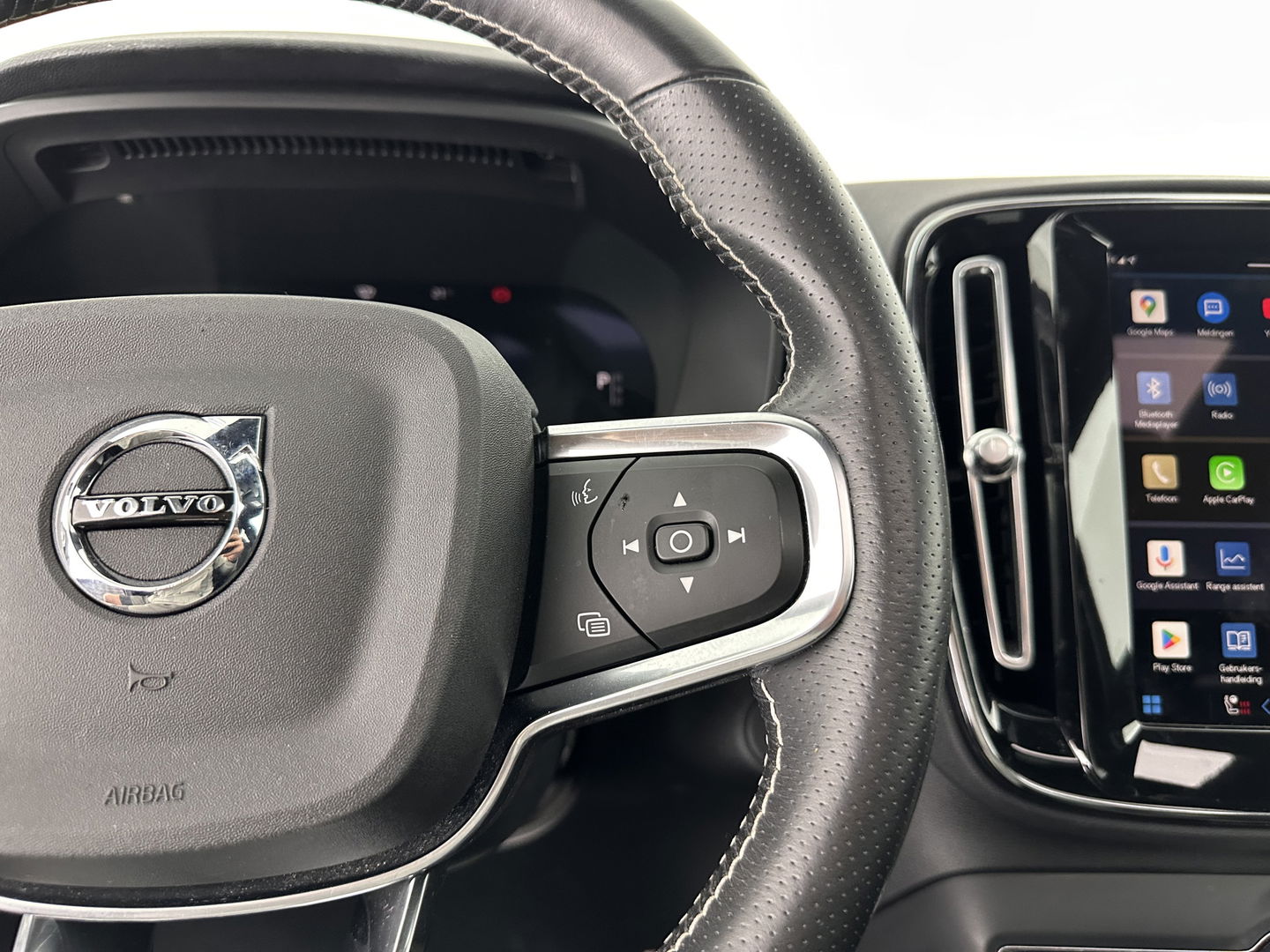 Volvo XC40 Recharge P8 AWD R-Design [ 3-Fase ] (INCL-BTW) *DIGI-COCKPIT | FULL-LED | PREMIUM-AUDIO | DAB | APP.CONNECT | BLIND-SPOT | NAVI-FULLMAP | ALCANTARA-LEATHER | ECC | PDC | SPORT-SEATS | 19''ALU *