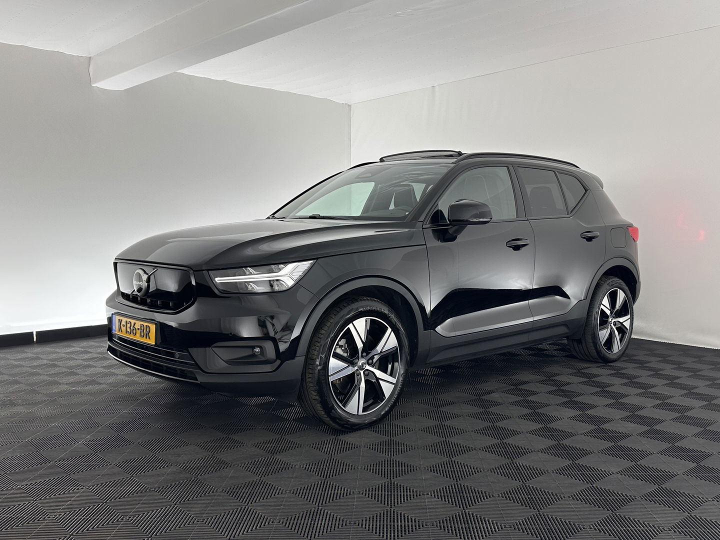 Volvo XC40 Recharge P8 AWD R-Design [ 3-Fase ] (INCL-BTW) *DIGI-COCKPIT | FULL-LED | PREMIUM-AUDIO | DAB | APP.CONNECT | BLIND-SPOT | NAVI-FULLMAP | ALCANTARA-LEATHER | ECC | PDC | SPORT-SEATS | 19''ALU *