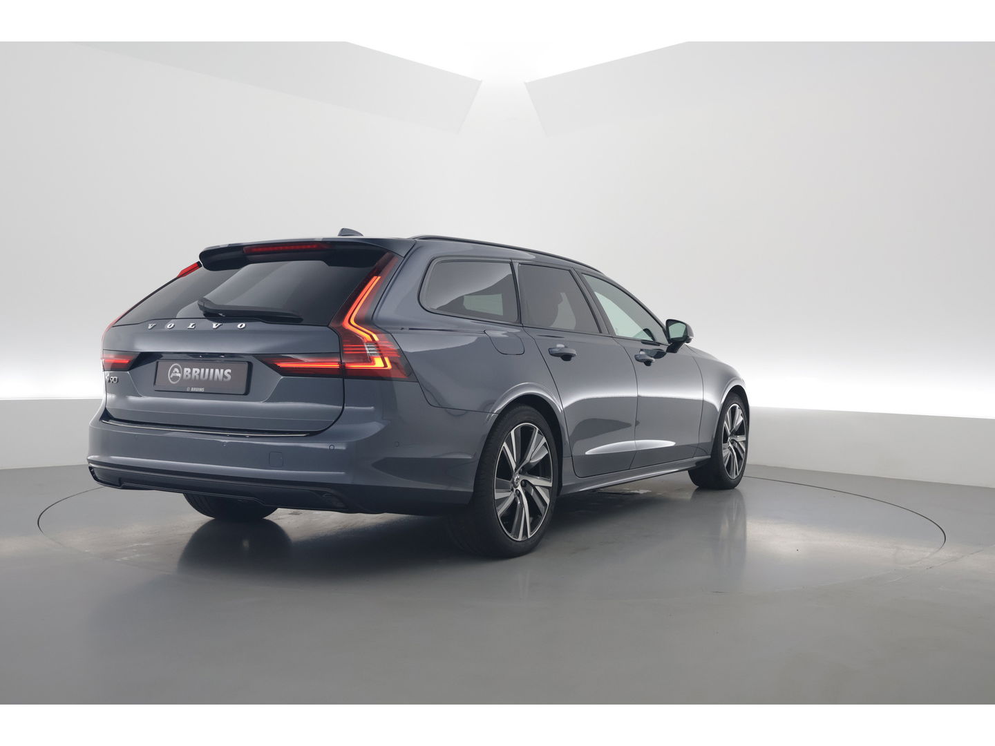 Volvo V90 2.0 T6 AWD Recharge R-Design | Pano-dak | 360 camera | Trekhaak | H&K audio |