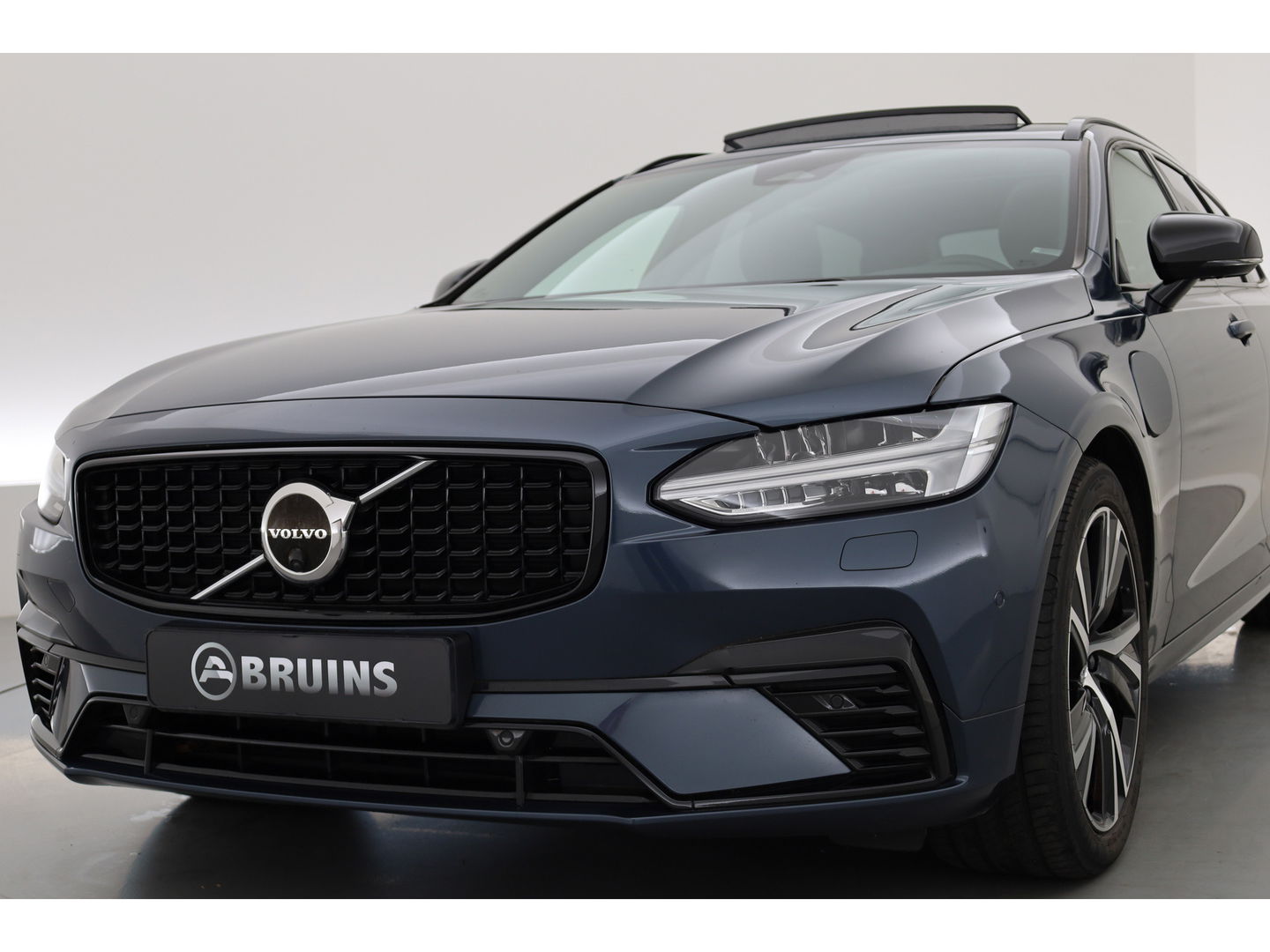 Volvo V90 2.0 T6 AWD Recharge R-Design | Pano-dak | 360 camera | Trekhaak | H&K audio |
