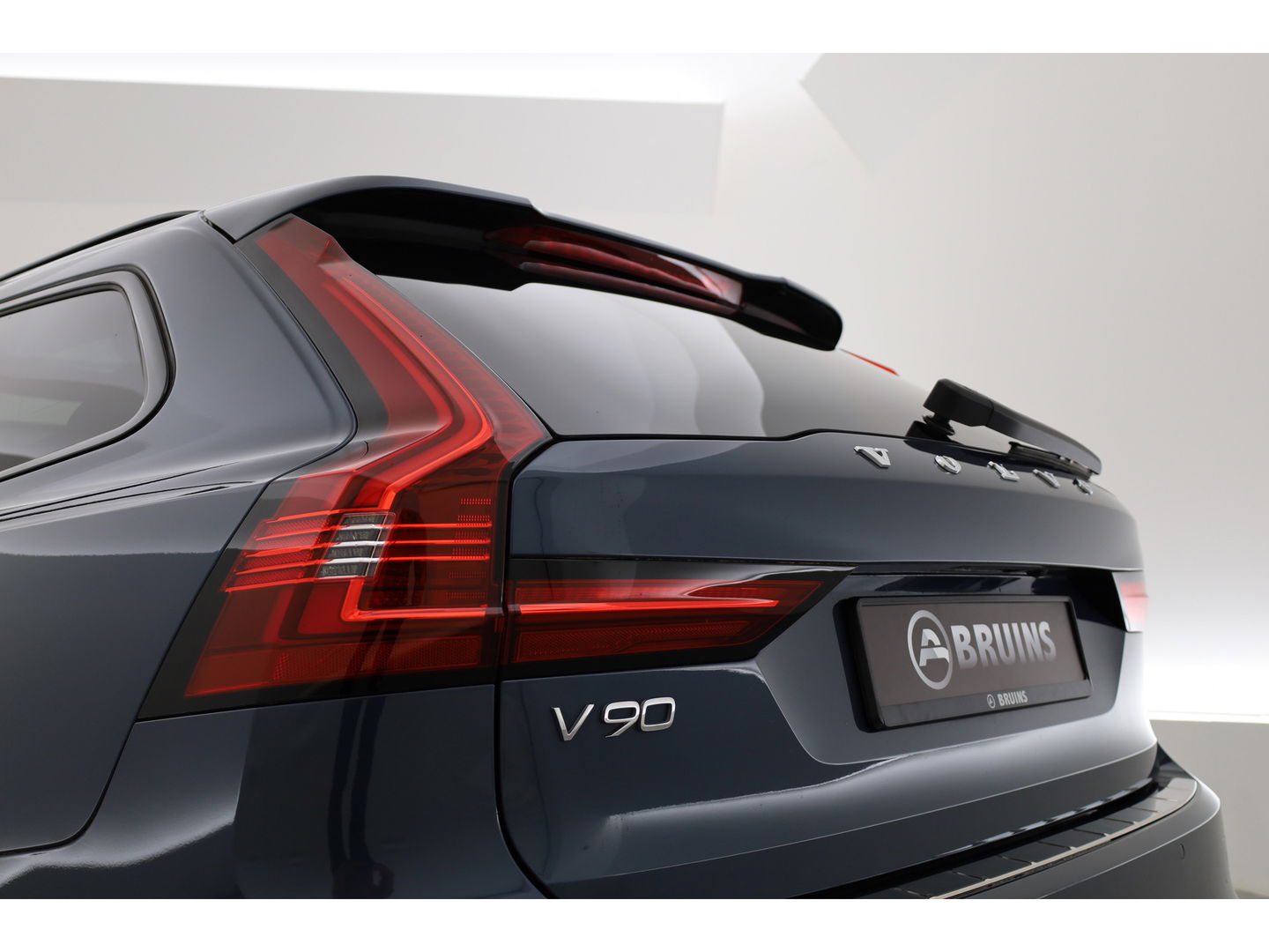 Volvo V90 2.0 T6 AWD Recharge R-Design | Pano-dak | 360 camera | Trekhaak | H&K audio |