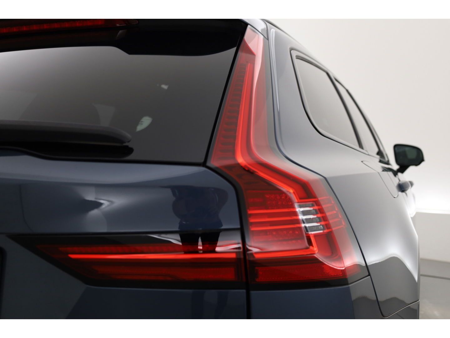 Volvo V90 2.0 T6 AWD Recharge R-Design | Pano-dak | 360 camera | Trekhaak | H&K audio |