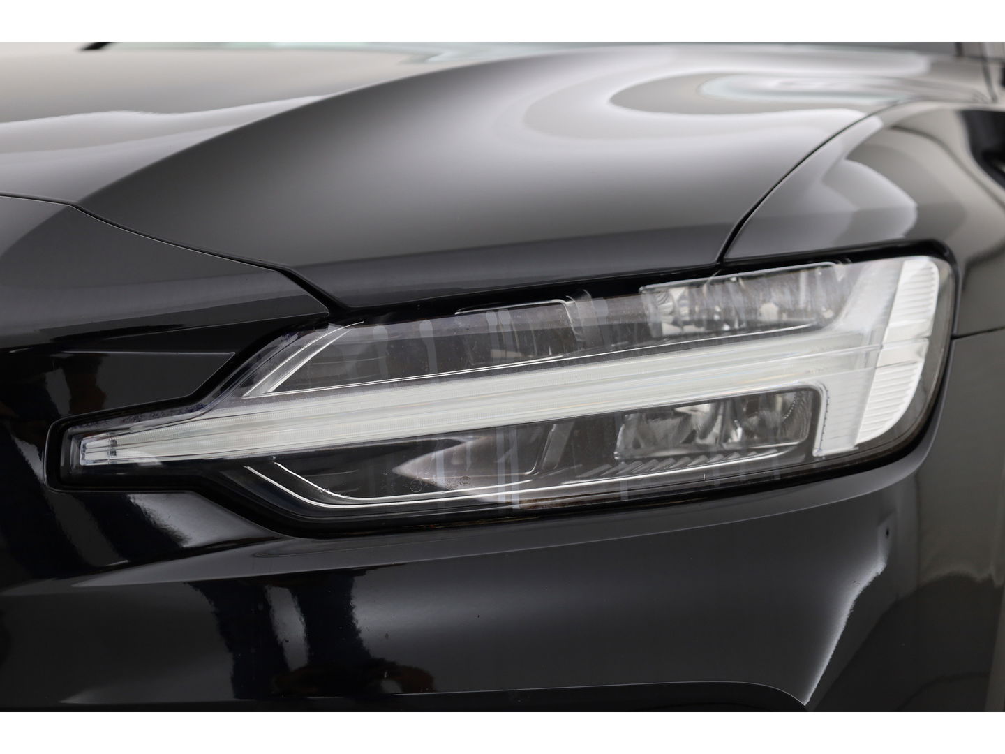 Volvo V60 2.0 T6 Recharge AWD R-Design | Navi | Apple Carplay/ android auto | getint glas |