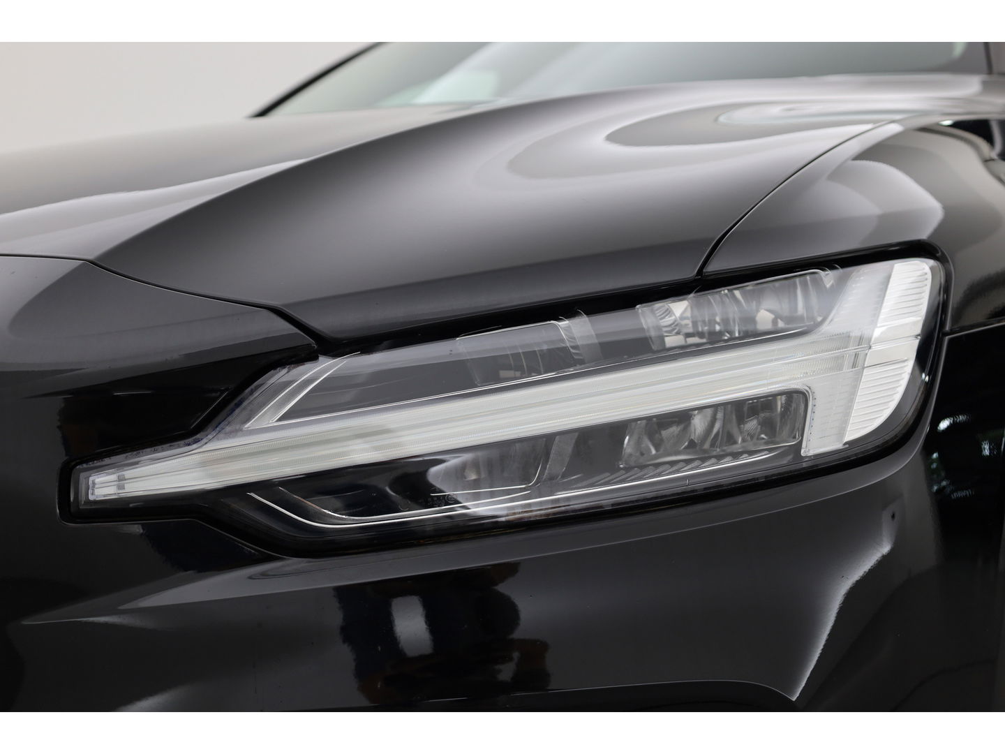 Volvo V60 2.0 T6 Recharge AWD R-Design | Navi | Apple Carplay/ android auto | getint glas |