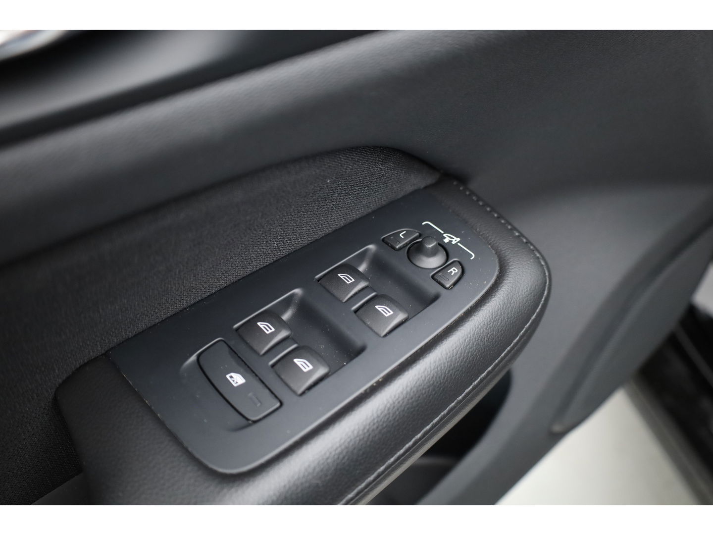 Volvo V60 2.0 T6 Recharge AWD R-Design | Navi | Apple Carplay/ android auto | getint glas |