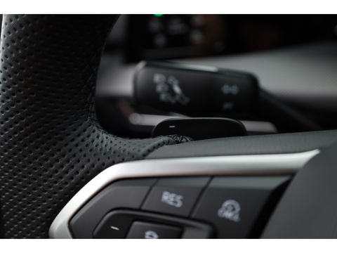 Volkswagen Golf 1.5 eTSI R-Line DSG | MY25 | Pano | HUD | IQ. Light | Stoel- Stuurverw. | Camera | Apple CarPlay |