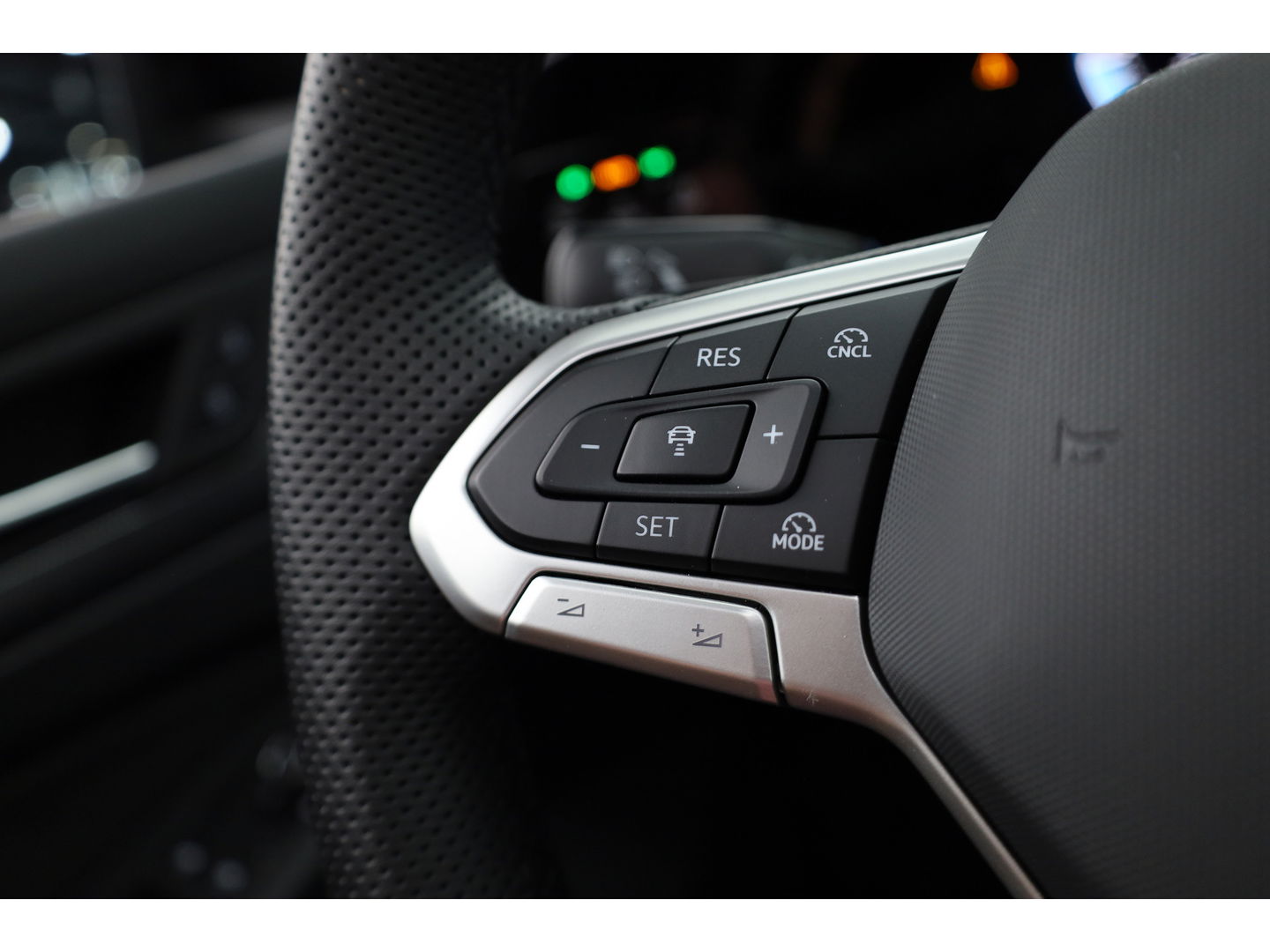 Volkswagen Golf 1.5 eTSI R-Line DSG | MY25 | Pano | HUD | IQ. Light | Stoel- Stuurverw. | Camera | Apple CarPlay |