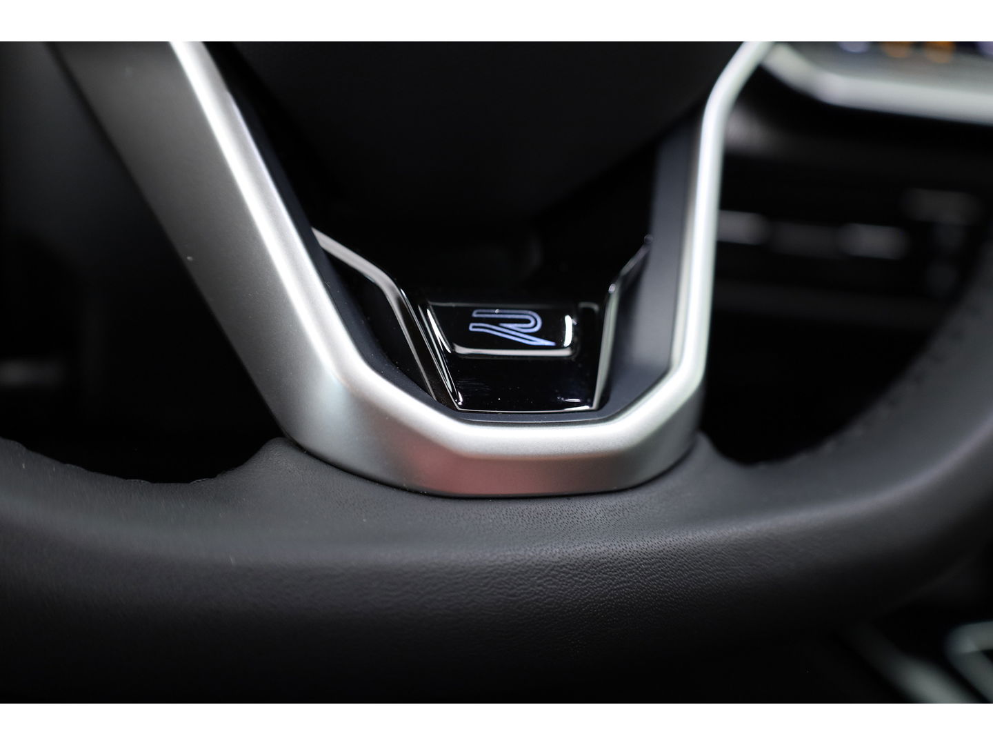 Volkswagen Golf 1.5 eTSI R-Line DSG | MY25 | Pano | HUD | IQ. Light | Stoel- Stuurverw. | Camera | Apple CarPlay |