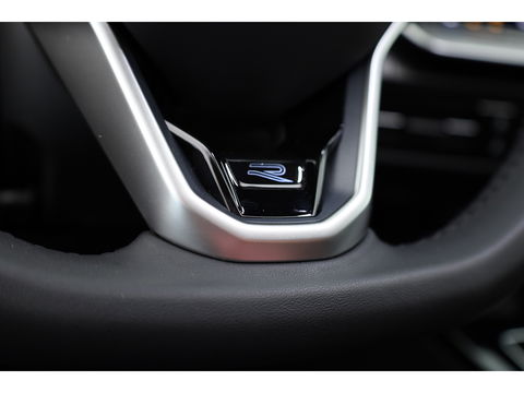 Volkswagen Golf 1.5 eTSI R-Line DSG | MY25 | Pano | HUD | IQ. Light | Stoel- Stuurverw. | Camera | Apple CarPlay |