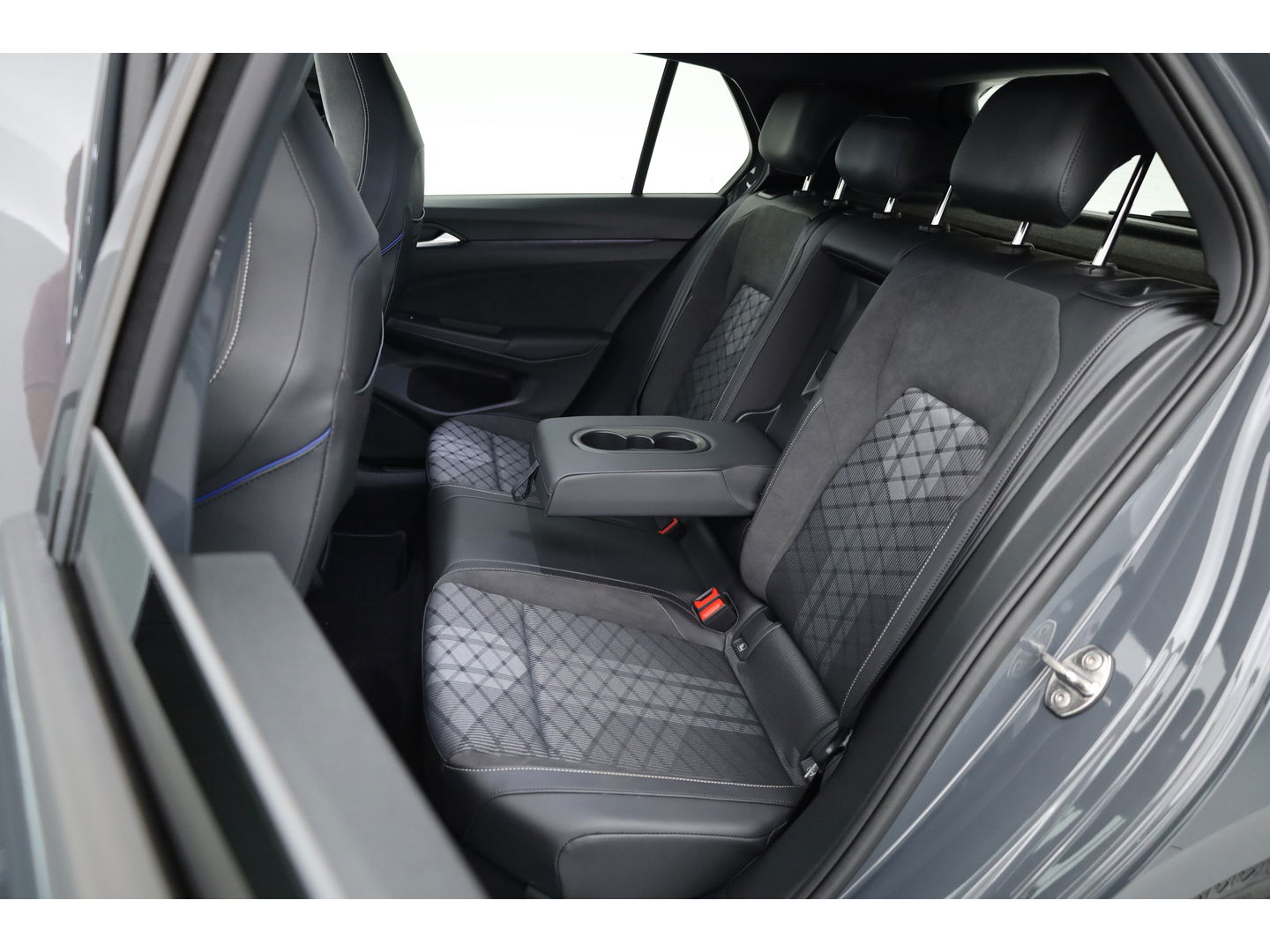 Volkswagen Golf 1.5 eTSI R-Line DSG | MY25 | Pano | HUD | IQ. Light | Stoel- Stuurverw. | Camera | Apple CarPlay |
