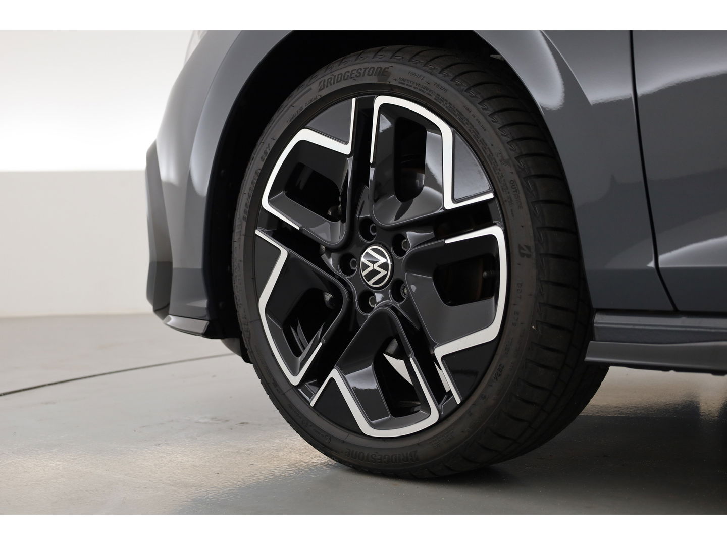 Volkswagen Golf 1.5 eTSI R-Line DSG | MY25 | Pano | HUD | IQ. Light | Stoel- Stuurverw. | Camera | Apple CarPlay |