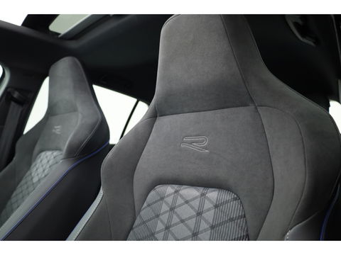 Volkswagen Golf 1.5 eTSI R-Line DSG | MY25 | Pano | HUD | IQ. Light | Stoel- Stuurverw. | Camera | Apple CarPlay |