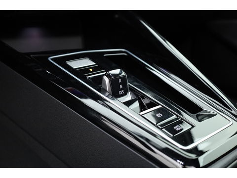 Volkswagen Golf 1.5 eTSI R-Line DSG | MY25 | Pano | HUD | IQ. Light | Stoel- Stuurverw. | Camera | Apple CarPlay |