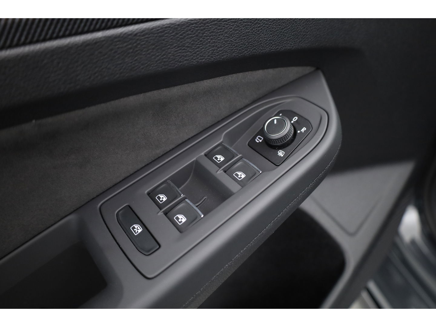 Volkswagen Golf 1.5 eTSI R-Line DSG | MY25 | Pano | HUD | IQ. Light | Stoel- Stuurverw. | Camera | Apple CarPlay |