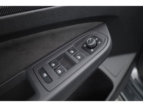 Volkswagen Golf 1.5 eTSI R-Line DSG | MY25 | Pano | HUD | IQ. Light | Stoel- Stuurverw. | Camera | Apple CarPlay |
