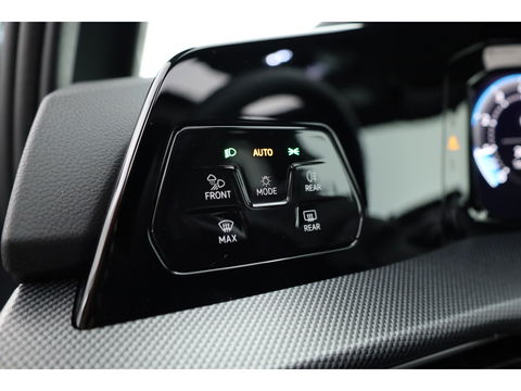 Volkswagen Golf 1.5 eTSI R-Line DSG | MY25 | Pano | HUD | IQ. Light | Stoel- Stuurverw. | Camera | Apple CarPlay |