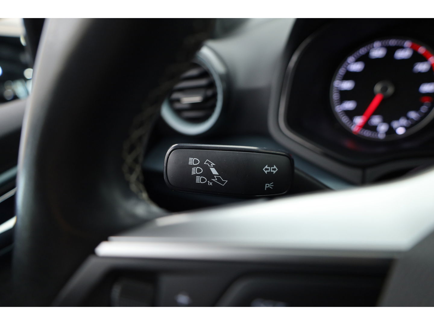 SEAT Arona 1.0 TSI Xperience | Navi by App | Keyless | Stoelverw. | PDC A | Clima